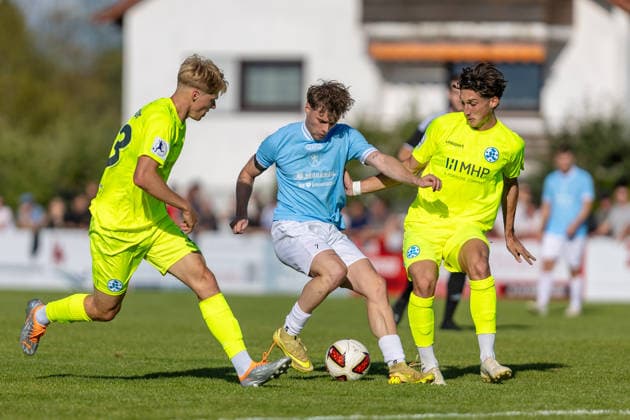 Zweikampf Christoph Meister (SV Kickers Stuttgart, 23) Max Dudium (TSGV Waldstetten, 07) Ben-Luca Fisher (SV Kickers Stuttgart, 06), GER, TSGV Waldstetten vs. SV Kickers Stuttgart, Fussball, Verbandspokal, DB Regio-wfv-Pokal, Herren, Achtelfinale, Spielzeit 2026 2027, 01.09.2026, DFL DFB REGULATIONS PROHIBIT ANY USE OF PHOTOGRAPHS AS IMAGE SEQUENCES AND OR QUASI-VIDEO, GER, TSGV Waldstetten vs. SV Kickers Stuttgart, Fussball, Verbandspokal, DB Regio-wfv-Pokal, Herren, Achtelfinale, Spielzeit 2026 2027, 01.09.2026 Waldstetten Copyright: xEibner-Pressefoto JanixPlessx EP_JPL