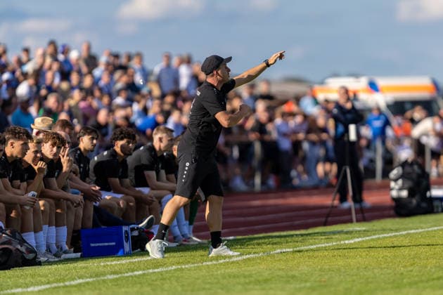 Chris Loser (TSGV Waldstetten, Co-Trainer) gibt Anweisungen Gestik Mimik, GER, TSGV Waldstetten vs. SV Kickers Stuttgart, Fussball, Verbandspokal, DB Regio-wfv-Pokal, Herren, Achtelfinale, Spielzeit 2026 2027, 01.09.2026, DFL DFB REGULATIONS PROHIBIT ANY USE OF PHOTOGRAPHS AS IMAGE SEQUENCES AND OR QUASI-VIDEO, GER, TSGV Waldstetten vs. SV Kickers Stuttgart, Fussball, Verbandspokal, DB Regio-wfv-Pokal, Herren, Achtelfinale, Spielzeit 2026 2027, 01.09.2026 Waldstetten Copyright: xEibner-Pressefoto JanixPlessx EP_JPL
