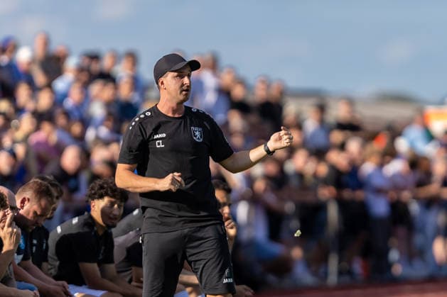 Chris Loser (TSGV Waldstetten, Co-Trainer) gibt Anweisungen Gestik Mimik, GER, TSGV Waldstetten vs. SV Kickers Stuttgart, Fussball, Verbandspokal, DB Regio-wfv-Pokal, Herren, Achtelfinale, Spielzeit 2026 2027, 01.09.2026, DFL DFB REGULATIONS PROHIBIT ANY USE OF PHOTOGRAPHS AS IMAGE SEQUENCES AND OR QUASI-VIDEO, GER, TSGV Waldstetten vs. SV Kickers Stuttgart, Fussball, Verbandspokal, DB Regio-wfv-Pokal, Herren, Achtelfinale, Spielzeit 2026 2027, 01.09.2026 Waldstetten Copyright: xEibner-Pressefoto JanixPlessx EP_JPL