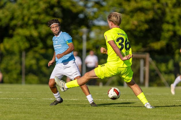 Zweikampf Joshua Szenk (TSGV Waldstetten, 10) Maximilian Vogel (SV Kickers Stuttgart, 36), GER, TSGV Waldstetten vs. SV Kickers Stuttgart, Fussball, Verbandspokal, DB Regio-wfv-Pokal, Herren, Achtelfinale, Spielzeit 2026 2027, 01.09.2026, DFL DFB REGULATIONS PROHIBIT ANY USE OF PHOTOGRAPHS AS IMAGE SEQUENCES AND OR QUASI-VIDEO, GER, TSGV Waldstetten vs. SV Kickers Stuttgart, Fussball, Verbandspokal, DB Regio-wfv-Pokal, Herren, Achtelfinale, Spielzeit 2026 2027, 01.09.2026 Waldstetten Copyright: xEibner-Pressefoto JanixPlessx EP_JPL