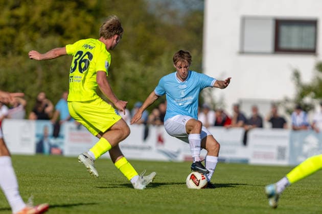 Zweikampf Torschuetze Pascal Werba (TSGV Waldstetten, 23) Maximilian Vogel (SV Kickers Stuttgart, 36), GER, TSGV Waldstetten vs. SV Kickers Stuttgart, Fussball, Verbandspokal, DB Regio-wfv-Pokal, Herren, Achtelfinale, Spielzeit 2026 2027, 01.09.2026, DFL DFB REGULATIONS PROHIBIT ANY USE OF PHOTOGRAPHS AS IMAGE SEQUENCES AND OR QUASI-VIDEO, GER, TSGV Waldstetten vs. SV Kickers Stuttgart, Fussball, Verbandspokal, DB Regio-wfv-Pokal, Herren, Achtelfinale, Spielzeit 2026 2027, 01.09.2026 Waldstetten Copyright: xEibner-Pressefoto JanixPlessx EP_JPL