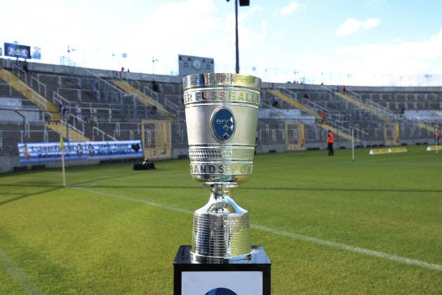 Fussball, Herren, Toto-Pokal, Ahtelfinale, Saison 2026 2027, TSV 1860 München - TSV Buchbach Grünwalder Stadion Hier der Toto-Pokal, Pott, Trophäe für den Gewinner des BFV Toto-Pokal, stehend vor der Westkurve