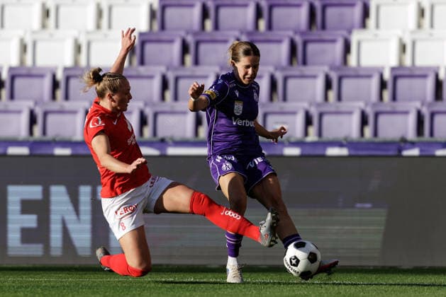 SOCCER - WCL, A.Wien vs Brann VIENNA,AUSTRIA,01.SEP.26 - SOCCER - UEFA Women s Champions League, qualification, FK Austria Wien vs SK Brann Bergen. Image shows Karoline Haugland (Brann) and Patricia Pfanner (A.Wien).  GEPAxpictures xArminxRauthner