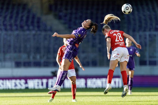 SOCCER - WCL, A.Wien vs Brann VIENNA,AUSTRIA,01.SEP.26 - SOCCER - UEFA Women s Champions League, qualification, FK Austria Wien vs SK Brann Bergen. Image shows Lotta Cordes (A.Wien) and Emma Peuhkurinen (Brann).  GEPAxpictures xArminxRauthner