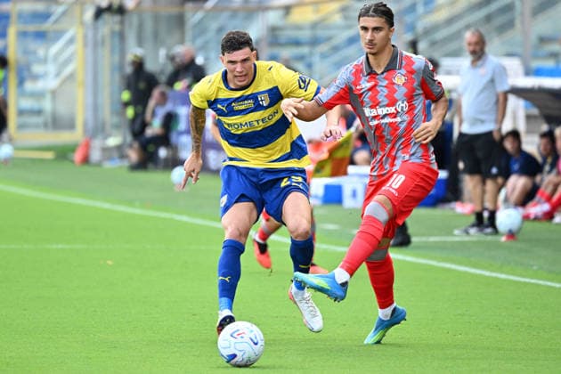 SOCCER - Coppa Italia - Parma Calcio vs. US Cremonese Photo by IPA ABACAPRESS.COM88004658 - Adin Licina of US Cremonese, followed by Franco Carboni of Parma Calcio 1913, during the soccer match between Parma Calcio 1913 and US Cremonese, a Round of 16 match in the 2026 2027 Frecciarossa Italian Cup at Ennio Tardini Stadium on September 1, 2026, in Parma, Italy. Parma Italy  Copyright: xIPAxSport ABACAx