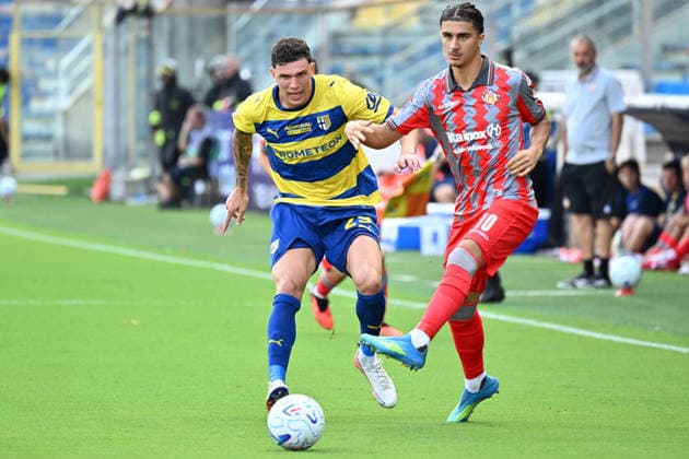 Parma Calcio v Cremonese - Coppa Italia Adin Licina of US Cremonese is followed by Franco Carboni of Parma Calcio 1913 during the soccer match between Parma Calcio 1913 and US Cremonese, the 16th leg of the Frecciarossa Italian Cup 2026 2027, at Ennio Tardini Stadium in Parma, Italy, on September 1, 2026. Parma Italy Italy  Copyright: xRobertoxTommasinix originalFilename:tommasini-parmacal260901_npf6b.jpg