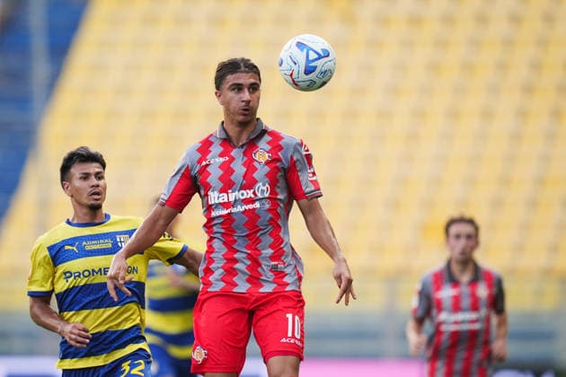 CremoneseÕs Adin Licina fights for the ball with ParmaÕs Christian Ordonez during the Round of 16 of Frecciarossa Italian Cup 2026 2027 match between Parma and Cremonese at Ennio Tardini Stadium - Soccer - Parma, Italy - Tuesday September 1, 2026  Copyright: xMassimoxPaolone LaPressex