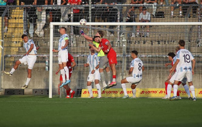 Fussball, Herren, Toto-Pokal, Ahtelfinale, Saison 2026 2027, TSV 1860 München - TSV Buchbach Grünwalder Stadion Paul Bachmann (TSV 1860 München) in Aktion, muss zur Ecke klären in Bedrängung