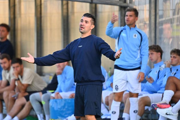 Trainer Alper KAYABUNAR (1860), ratlos,Gestik, Einzelbild,angeschnittenes Einzelmotiv,Halbfigur,halbe Figur. Fussball Landespokal Bayern, Toto Pokal TSV 1860 Muenchen - TSV Buchbach am 01.09.2026 GRUENWALDER STADION.