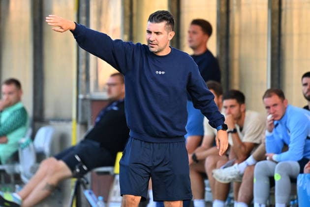 Trainer Alper KAYABUNAR (1860), Gestik,gibt Anweisungen, Einzelbild,angeschnittenes Einzelmotiv,Halbfigur,halbe Figur. Fussball Landespokal Bayern, Toto Pokal TSV 1860 Muenchen - TSV Buchbach am 01.09.2026 GRUENWALDER STADION.