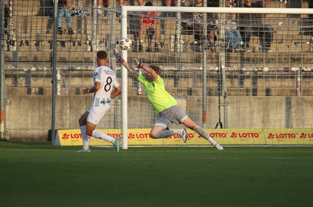 Fussball, Herren, Toto-Pokal, Ahtelfinale, Saison 2026 2027, TSV 1860 München - TSV Buchbach Grünwalder Stadion 0:1 durch Tobias Stoßberger Stossberger (TSV Buchbach) Tor, hier im Bild Paul Bachmann (TSV 1860 München) ohne Chance