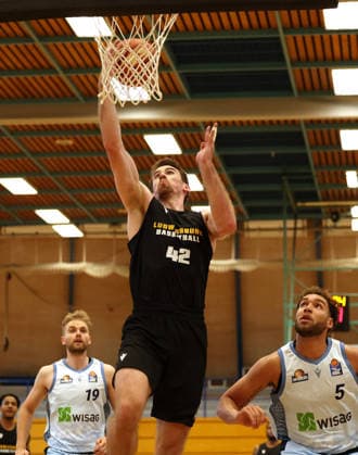2026.09.01, Deutschland, Ludwigsburg, Basketball MHP Riesen Ludwigsburg vs. Frankfurt Slyliners, v.l. Till Pape (Frankfurt), Thomas Rutherford (LB), Race Thompson (Frankfurt)