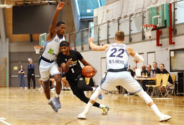 2026.09.01, Deutschland, Ludwigsburg, Basketball MHP Riesen Ludwigsburg vs. Frankfurt Slyliners, v.l. William Christmas (Frankfurt), Justin Kier (LB), Thomas Klepeisz (Frankfurt)