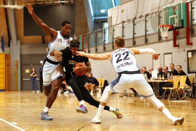 2026.09.01, Deutschland, Ludwigsburg, Basketball MHP Riesen Ludwigsburg vs. Frankfurt Slyliners, v.l. William Christmas (Frankfurt), Justin Kier (LB), Thomas Klepeisz (Frankfurt)