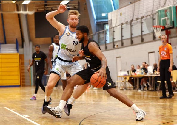 2026.09.01, Deutschland, Ludwigsburg, Basketball MHP Riesen Ludwigsburg vs. Frankfurt Slyliners, v.l. Till Pape (Frankfurt), David Joplin (LB)
