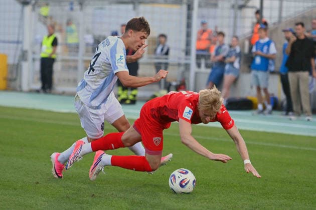Jonas WESELSBERGER (Buchbach), Aktion,Zweikampf gegen Mark GEVORGYAN (TSV 1860 Muenchen). Fussball Landespokal Bayern, Toto Pokal TSV 1860 Muenchen - TSV Buchbach am 01.09.2026 GRUENWALDER STADION.