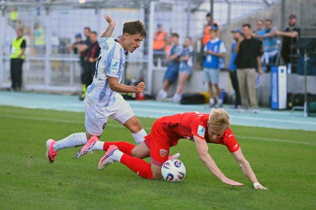 Jonas WESELSBERGER (Buchbach), Aktion,Zweikampf gegen Mark GEVORGYAN (TSV 1860 Muenchen). Fussball Landespokal Bayern, Toto Pokal TSV 1860 Muenchen - TSV Buchbach am 01.09.2026 GRUENWALDER STADION.