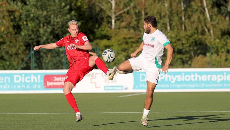 01.09.2026, xfsx, Herren, Fussball, Saison 2026 2027, BFV Verbandspokal, Achtelfinale: TSV Neudrossenfeld - FC Wuerzburger Kickers v.li.: Luke Hemmerich (FC Wuerzburger Kickers), Cristian Fischer (TSV Neudrossenfeld) Neudrossenfeld Deutschland