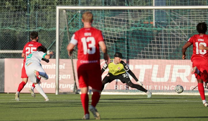 01.09.2026, xfsx, Herren, Fussball, Saison 2026 2027, BFV Verbandspokal, Achtelfinale: TSV Neudrossenfeld - FC Wuerzburger Kickers v.li.: Dominik Meisel (FC Wuerzburger Kickers), Marin Hrgota (TSV Neudrossenfeld) erzielt das Tor zum 2:1, scores the goal 2:1, Philipp Ochs (FC Wuerzburger Kickers), Marko Rajkovacic (FC Wuerzburger Kickers), Franck Evina (FC Wuerzburger Kickers) Neudrossenfeld Deutschland