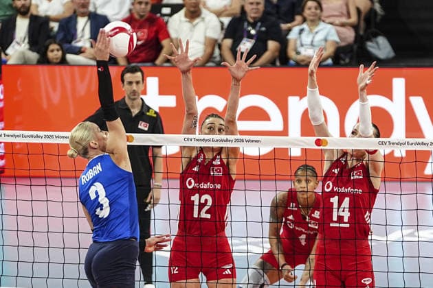 Turkiye v Azerbaijan - CEV EuroVolley 2026 ISTANBUL, TURKIYE - SEPTEMBER 01 : Elif Sahin (12) of Turkiye competes aginst Yelizaveta Ruban (3) of Azerbaijan during the 2026 Women s European Volleyball Championship match between Turkiye and Azerbaijan at Sinan Erdem Hall in Istanbul, Turkiye on September 01, 2026. Agit Erdi Ulukaya Anadolu Istanbul Turkey. Editorial use only. Please get in touch for any other usage.  Copyright: x2026xAnadoluxAgitxErdixUlukayax