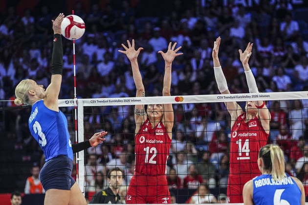 Turkiye v Azerbaijan - CEV EuroVolley 2026 ISTANBUL, TURKIYE - SEPTEMBER 01 : Elif Sahin (12) of Turkiye competes aginst Yelizaveta Ruban (3) of Azerbaijan during the 2026 Women s European Volleyball Championship match between Turkiye and Azerbaijan at Sinan Erdem Hall in Istanbul, Turkiye on September 01, 2026. Agit Erdi Ulukaya Anadolu Istanbul Turkey. Editorial use only. Please get in touch for any other usage.  Copyright: x2026xAnadoluxAgitxErdixUlukayax
