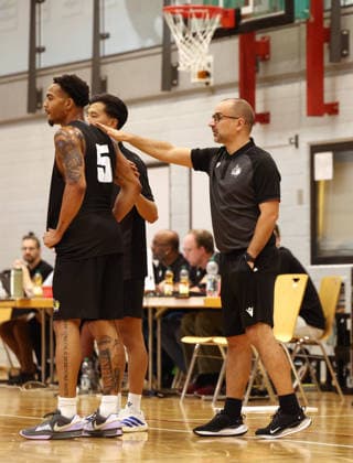2026.09.01, Deutschland, Ludwigsburg, Basketball MHP Riesen Ludwigsburg vs. Frankfurt Slyliners, v.l. Ishmael Leggett (LB), Trainer Carlos Duran Ortega (LB)