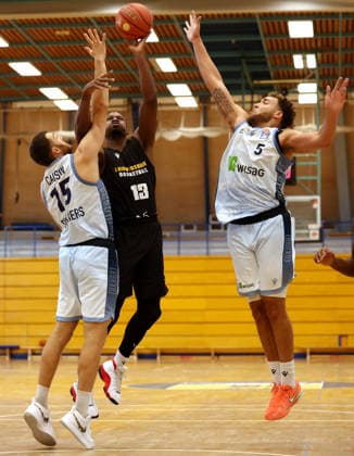 2026.09.01, Deutschland, Ludwigsburg, Basketball MHP Riesen Ludwigsburg vs. Frankfurt Slyliners, v.l. Radi Caisin (Frankfurt), Yormann Polas Bartolo (LB), Race Thompson (Frankfurt)