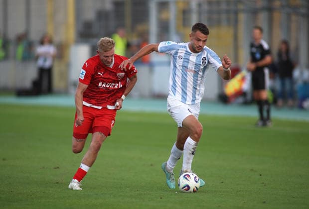 Fussball, Herren, Toto-Pokal, Ahtelfinale, Saison 2026 2027, TSV 1860 München - TSV Buchbach Grünwalder Stadion Tobias Sztaf(TSV Buchbach) (li.) mit Raphael Wach (TSV 1860 München) (re.) im Zweikampf um den Ball, Angriff
