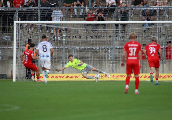 Fussball, Herren, Toto-Pokal, Ahtelfinale, Saison 2026 2027, TSV 1860 München - TSV Buchbach Grünwalder Stadion 0:2 durch Samed Bahar (TSV Buchbach) Tor, per Elfmeter, hier gegen Keeper Paul Bachmann (TSV 1860 München)