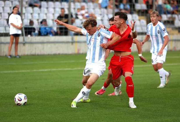 Fussball, Herren, Toto-Pokal, Ahtelfinale, Saison 2026 2027, TSV 1860 München - TSV Buchbach Grünwalder Stadion Julian Bell (TSV 1860 München) (li.) mit Faton Dzemailji (TSV Buchbach) (re.) im Zweikampf um den Ball