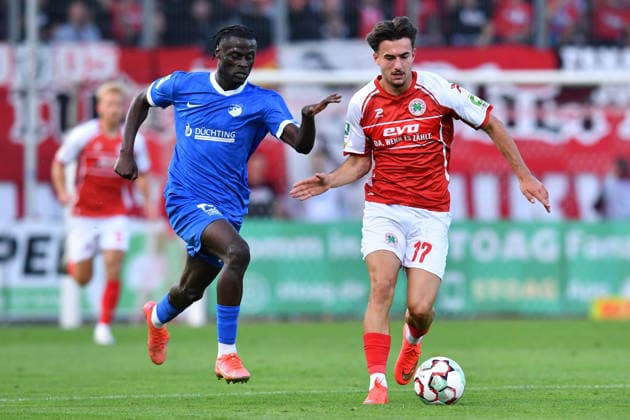 Fußball Regionalliga West 6. Spieltag Rot-Weiß Oberhausen - SV Westfalia Rhynern am 01.09.2026 im Stadion Niederrhein in Oberhausen Elias Boadi Opoku ( Rhynern ), links - Joel Vega Zambrano ( Oberhausen ), rechts