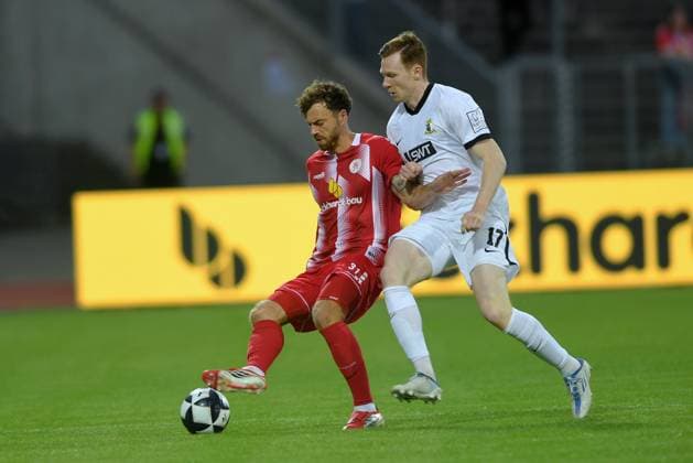 Zweikampf zwischen Maurice Springfeld (KSV Hessen Kassel 31) und Tim Sausen (SV Eintracht Trier 17), GER, KSV Hessen Kassel vs SV Eintracht Trier, Fussball, Regionalliga Suedwest, Saison 2026-2027, 3. Spieltag, 01.09.2026, GER, Fussball, Regionalliga Suedwest - KSV Hessen Kassel vs SV Eintracht Trier, 01.09.2026 Kassel Copyright: xRolandxSippelx-xEibner-Pressefotox EP_RSL
