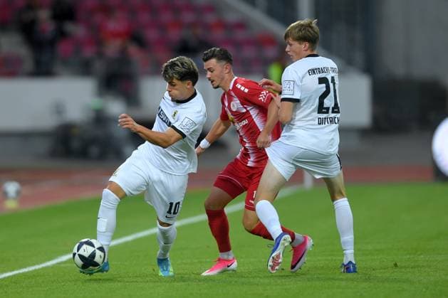 Kampf um den Ball zwischen Shawn Marc Blum (SV Eintracht Trier 10), Leon Damer (KSV Hessen Kassel 13), Elia Dittrich (SV Eintracht Trier 21) (L-R), GER, KSV Hessen Kassel vs SV Eintracht Trier, Fussball, Regionalliga Suedwest, Saison 2026-2027, 3. Spieltag, 01.09.2026, GER, Fussball, Regionalliga Suedwest - KSV Hessen Kassel vs SV Eintracht Trier, 01.09.2026 Kassel Copyright: xRolandxSippelx-xEibner-Pressefotox EP_RSL