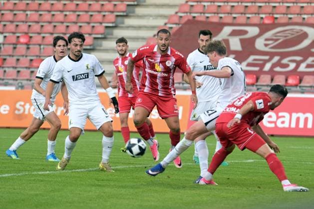 Kampf um den Ball zwischen Elia Dittrich (SV Eintracht Trier 21) (2.v.R.), Leon Damer (KSV Hessen Kassel 13) (R), Oemer Kenan Yavuz (SV Eintracht Trier 6) (L), Sercan Sararer (KSV Hessen Kassel 10) (M), GER, KSV Hessen Kassel vs SV Eintracht Trier, Fussball, Regionalliga Suedwest, Saison 2026-2027, 3. Spieltag, 01.09.2026, GER, Fussball, Regionalliga Suedwest - KSV Hessen Kassel vs SV Eintracht Trier, 01.09.2026 Kassel Copyright: xRolandxSippelx-xEibner-Pressefotox EP_RSL