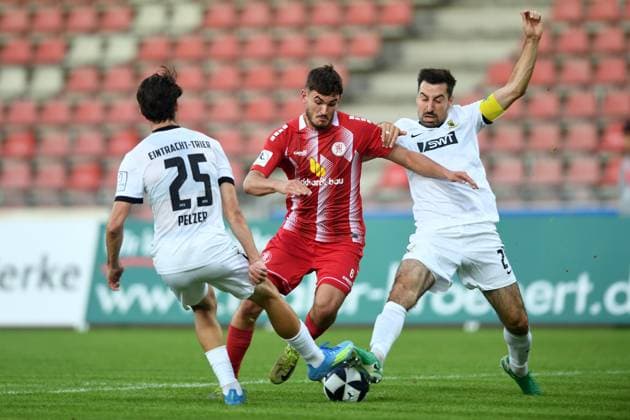 Kampf um den Ball zwischen Gianluca Pelzer (SV Eintracht Trier 25), Aaron Liesche Prieto (KSV Hessen Kassel 6) und Christopher Spang (SV Eintracht Trier 29) (L-R), GER, KSV Hessen Kassel vs SV Eintracht Trier, Fussball, Regionalliga Suedwest, Saison 2026-2027, 3. Spieltag, 01.09.2026, GER, Fussball, Regionalliga Suedwest - KSV Hessen Kassel vs SV Eintracht Trier, 01.09.2026 Kassel Copyright: xRolandxSippelx-xEibner-Pressefotox EP_RSL