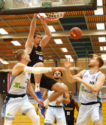 2026.09.01, Deutschland, Ludwigsburg, Basketball MHP Riesen Ludwigsburg vs. Frankfurt Slyliners, v.l. Thomas Klepeisz (Frankfurt), Thomas Rutherford (LB, oben), Till Pape (Frankfurt)
