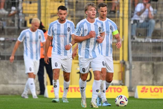 Spieler 1860 nach Gegentor,Fabio WAGNER (TSV 1860 Muenchen),re:Dennis DRESSEL (1860 Muenchen). li:Raphael WACH (TSV 1860 Muenchen). enttaeuscht,frustriert,niedergeschlagen, Fussball Landespokal Bayern, Toto Pokal TSV 1860 Muenchen - TSV Buchbach am 01.09.2026 GRUENWALDER STADION.