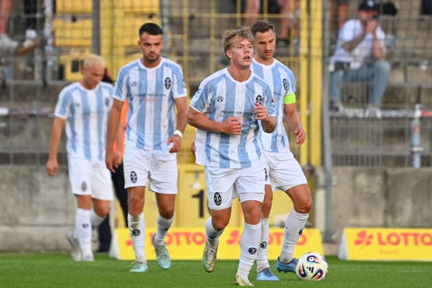 Spieler 1860 nach Gegentor,Fabio WAGNER (TSV 1860 Muenchen),re:Dennis DRESSEL (1860 Muenchen). li:Raphael WACH (TSV 1860 Muenchen). enttaeuscht,frustriert,niedergeschlagen, Fussball Landespokal Bayern, Toto Pokal TSV 1860 Muenchen - TSV Buchbach am 01.09.2026 GRUENWALDER STADION.