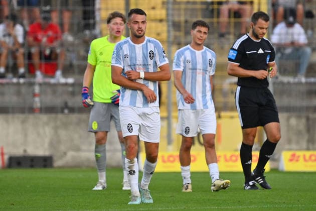 Spieler 1860 nach Gegentor, Raphael WACH (TSV 1860 Muenchen). enttaeuscht,frustriert,niedergeschlagen, Fussball Landespokal Bayern, Toto Pokal TSV 1860 Muenchen - TSV Buchbach am 01.09.2026 GRUENWALDER STADION.