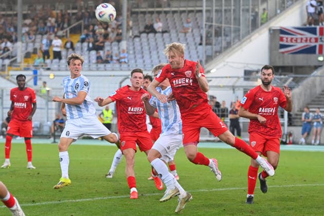 Jonas WIESELSBERGER (Buchbach), Aktion,Zweikampf gegen Fabio WAGNER (TSV 1860 Muenchen),li: Julian BELL (TSV 1860 Muenchen). Strafraumszene. Fussball Landespokal Bayern, Toto Pokal TSV 1860 Muenchen - TSV Buchbach am 01.09.2026 GRUENWALDER STADION.