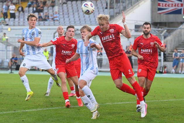 Jonas WIESELSBERGER (Buchbach), Aktion,Zweikampf gegen Fabio WAGNER (TSV 1860 Muenchen),li: Julian BELL (TSV 1860 Muenchen). Strafraumszene. Fussball Landespokal Bayern, Toto Pokal TSV 1860 Muenchen - TSV Buchbach am 01.09.2026 GRUENWALDER STADION.