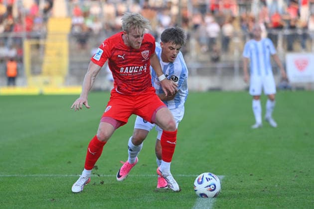 Jonas WESELSBERGER (Buchbach), Aktion,Zweikampf gegen Mark GEVORGYAN (TSV 1860 Muenchen). Fussball Landespokal Bayern, Toto Pokal TSV 1860 Muenchen - TSV Buchbach am 01.09.2026 GRUENWALDER STADION.