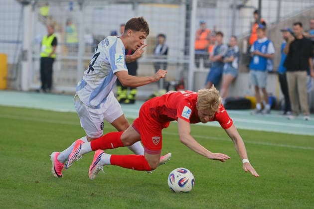 Jonas WESELSBERGER (Buchbach), Aktion,Zweikampf gegen Mark GEVORGYAN (TSV 1860 Muenchen). Fussball Landespokal Bayern, Toto Pokal TSV 1860 Muenchen - TSV Buchbach am 01.09.2026 GRUENWALDER STADION.