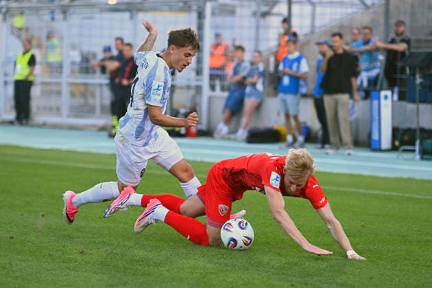 Jonas WESELSBERGER (Buchbach), Aktion,Zweikampf gegen Mark GEVORGYAN (TSV 1860 Muenchen). Fussball Landespokal Bayern, Toto Pokal TSV 1860 Muenchen - TSV Buchbach am 01.09.2026 GRUENWALDER STADION.