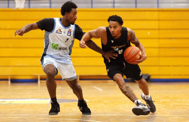 2026.09.01, Deutschland, Ludwigsburg, Basketball MHP Riesen Ludwigsburg vs. Frankfurt Slyliners, v.l. Isaiah Swope (Frankfurt), Ishmael Leggett (LB)