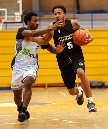 2026.09.01, Deutschland, Ludwigsburg, Basketball MHP Riesen Ludwigsburg vs. Frankfurt Slyliners, v.l. Isaiah Swope (Frankfurt), Ishmael Leggett (LB)