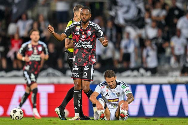 SOCCER - BL, WAC vs LASK WOLFSBERG,AUSTRIA,01.SEP.26 - SOCCER - ADMIRAL Bundesliga, Wolfsberger AC vs Linzer ASK. Image shows referee Christian-Petru Ciochirca, Melayro Bogarde (LASK) and Giacomo Vrioni (WAC).  GEPAxpictures xAvnixRetkoceri