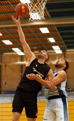 2026.09.01, Deutschland, Ludwigsburg, Basketball MHP Riesen Ludwigsburg vs. Frankfurt Slyliners, v.l. Jonas Wohlfarth-Bottermann (LB), Race Thompson (Frankfurt)