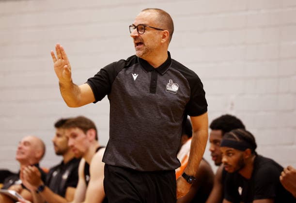 2026.09.01, Deutschland, Ludwigsburg, Basketball MHP Riesen Ludwigsburg vs. Frankfurt Slyliners, Trainer Carlos Duran Ortega (LB)