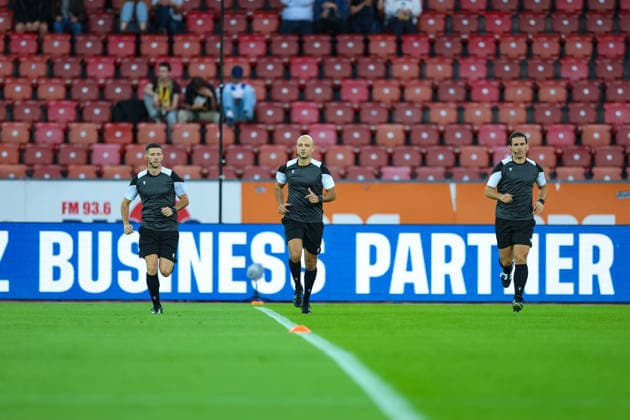 1. September 2026, Fussball, Brack Super League 2026 27, Runde 6, FC Zürich vs. BSC Young Boys, Stadion Letzigrund, Zürich, Schweiz Luca Cibelli (Schiedsrichter, Mitte) und Nicolas Tuberosa (Schiedsrichter-Assistent, li.) und Matthias Sbrissa (Schiedsrichter-Assistent) Photo: Urs Ottiger